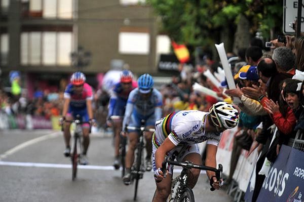 Paolo Bettini (Quick Step) checks his back.