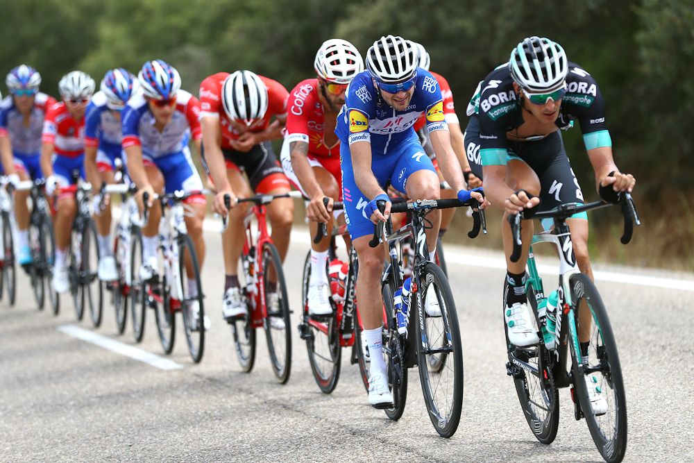 The peloton is lined during stage 8 at la Vuelta