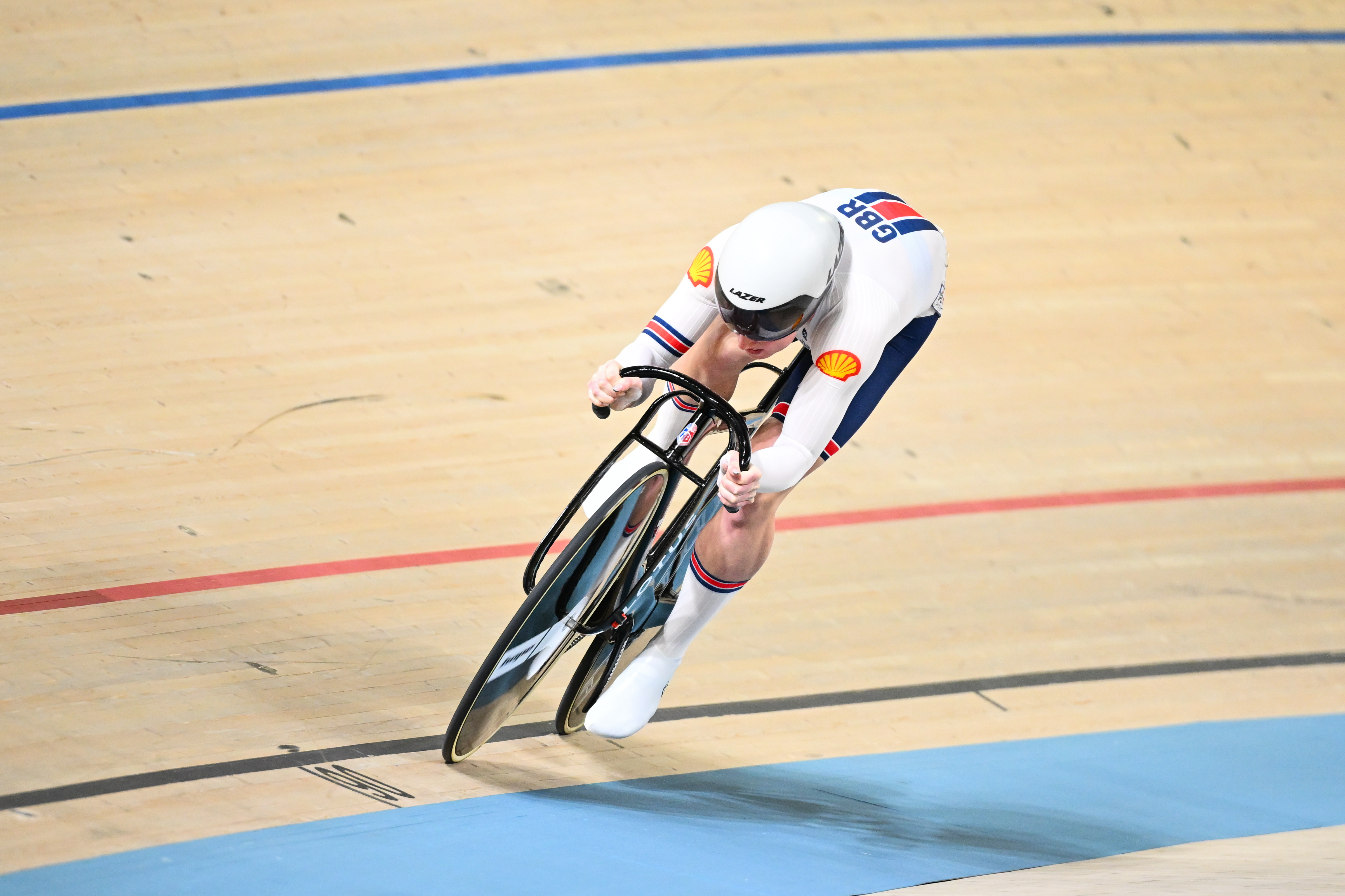 Emma Finucane setting a flying 200m world record at the European Championships
