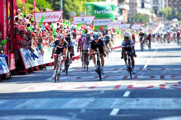 Daniele Bennati (RadioShack-Nissan) beats Ben Swift (Team Sky) to the line