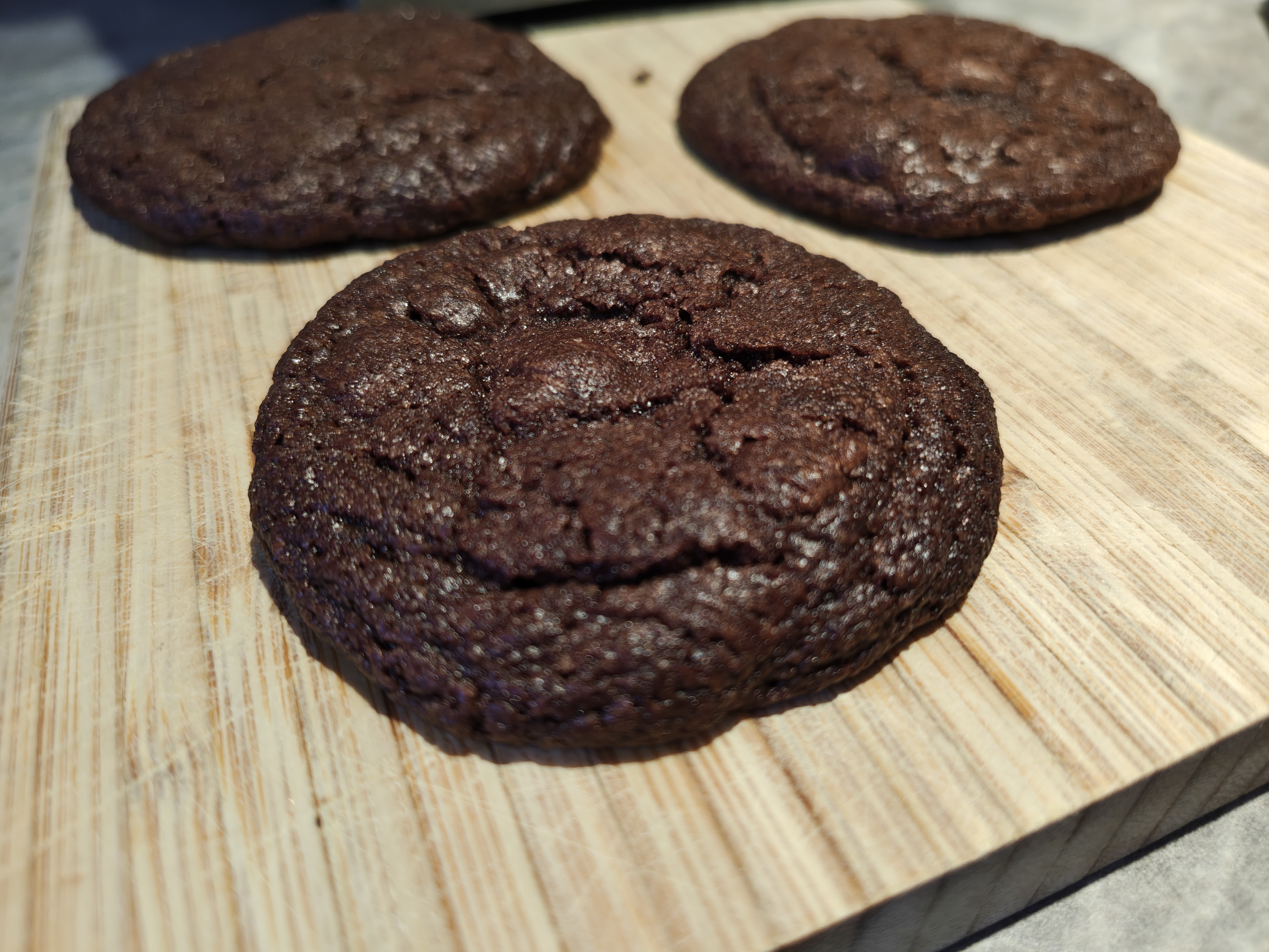 A photo of some cookies taken on the Moto Edge 70.