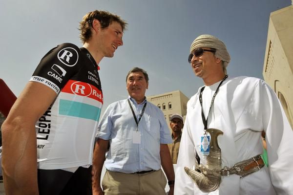 Andy Schleck (RadioShack-Nissan), Eddy Merckx and the mayor of Muscat before the start of stage 1.