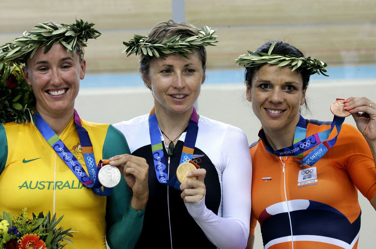 Katie Mactier (Australia) with her silver medal