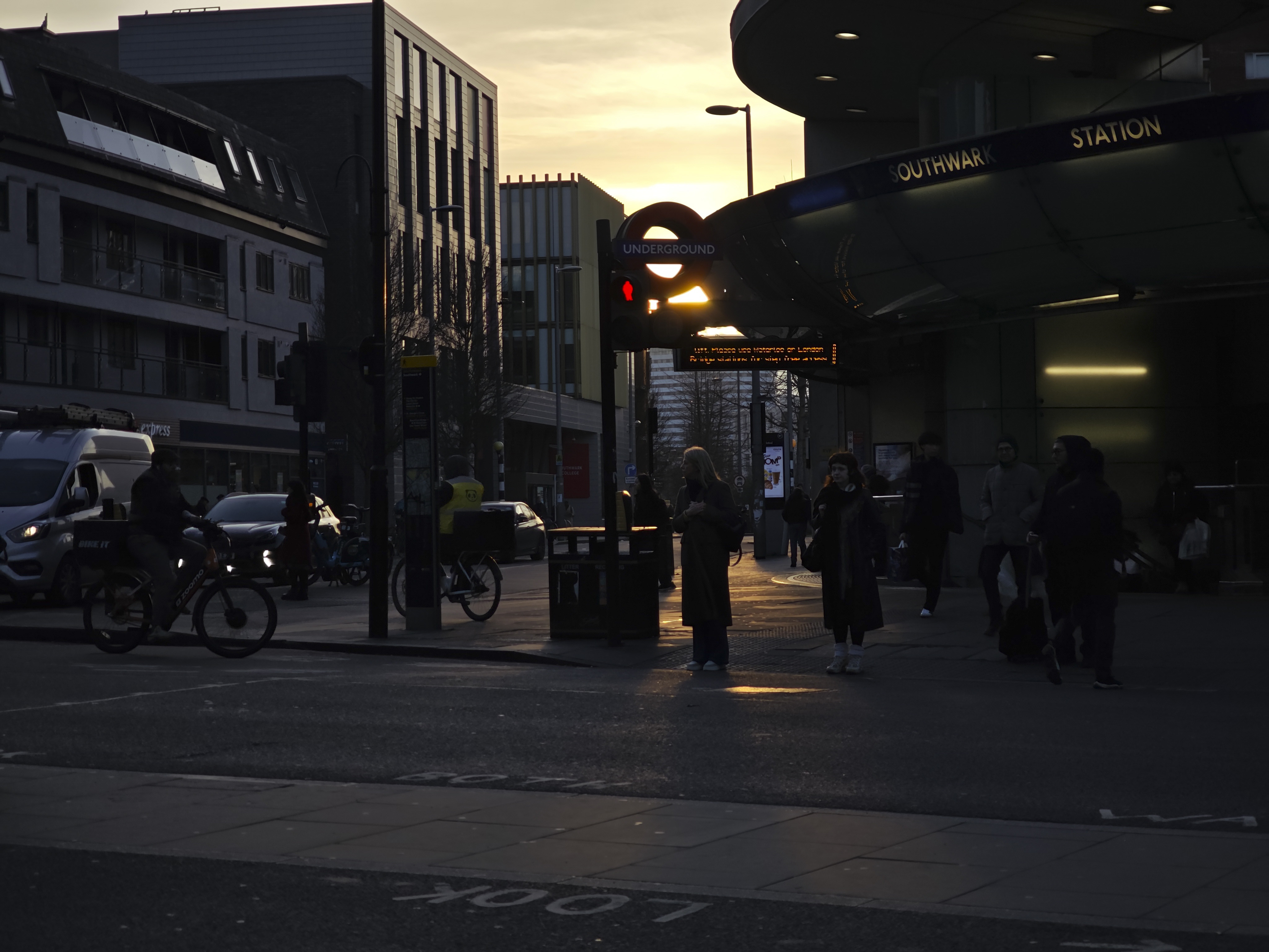 Xiaomi 15 Ultra sample photos, London street at last light