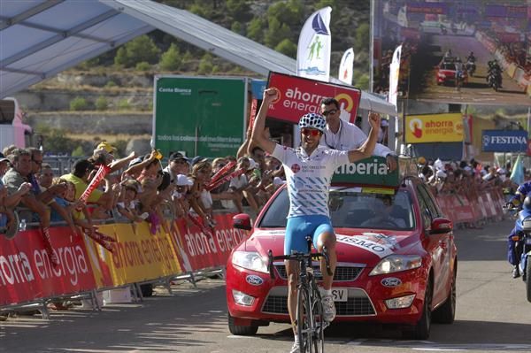 Gustavo C&eacute;sar (Xacobeo Galacia) throws his hands up as he crosses the line