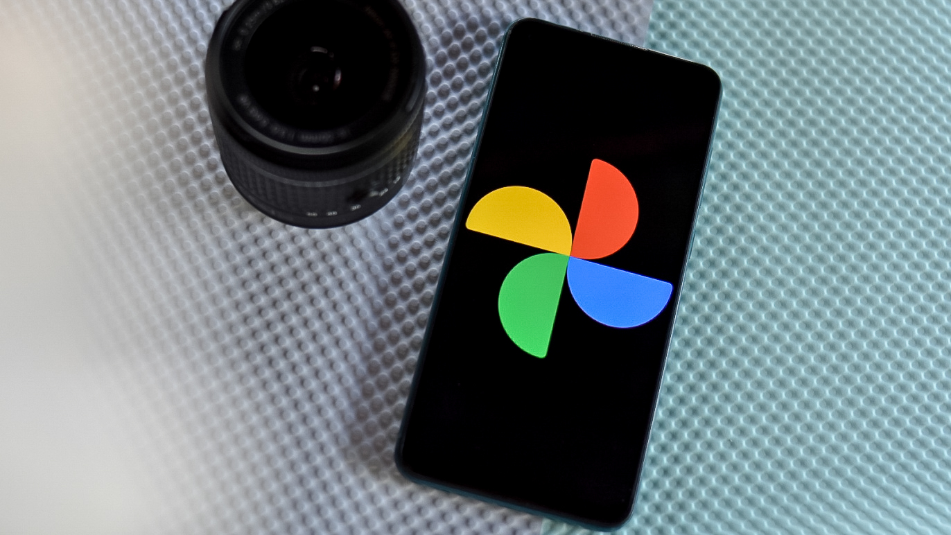 Logotipo de Google Photos en la pantalla del teléfono móvil