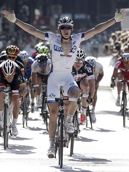 Arnaud Demare (FDJ - Big Mat) beats Andre Greipel (Lotto Belisol) and Giacomo Nizzolo (RadioShack - Nissan)