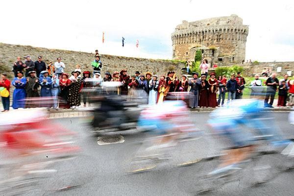 The spectators could barely make out Voeckler's polka dot jersey as the peloton approached Nantes at high speeds.