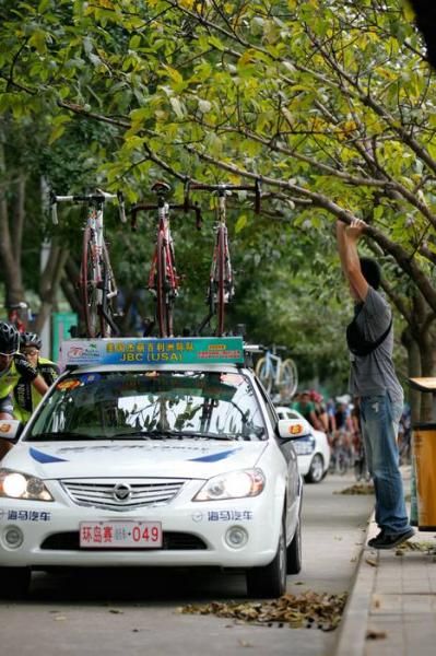 The Jelly Belly guys needed a had getting there car under the low trees.