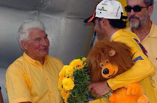 Raymond Poulidor congratulates Pereiro