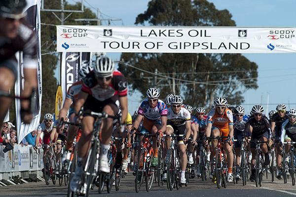 The peloton make their way under the banner in Paynesville.