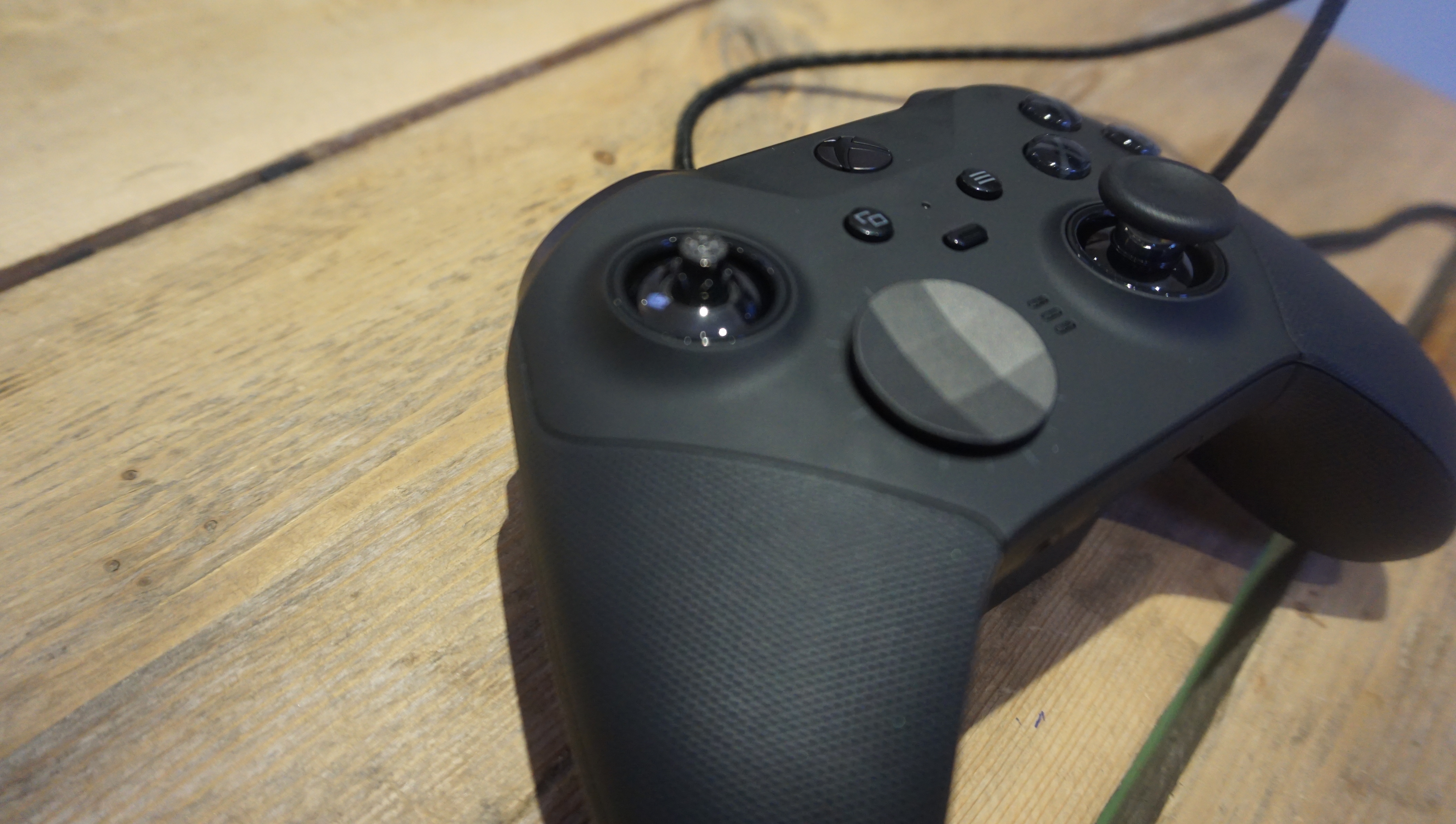 Xbox Elite Wireless Controller Series 2 -ohjain pöydällä