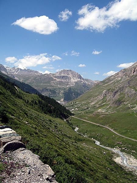 Looking down to the riders starting in Val d'Is&egrave;re.