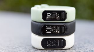 Garmin Vivosmart 5 Fitness-Tracker in Mintgrün, Schwarz und Weiß aufeinander gestapelt