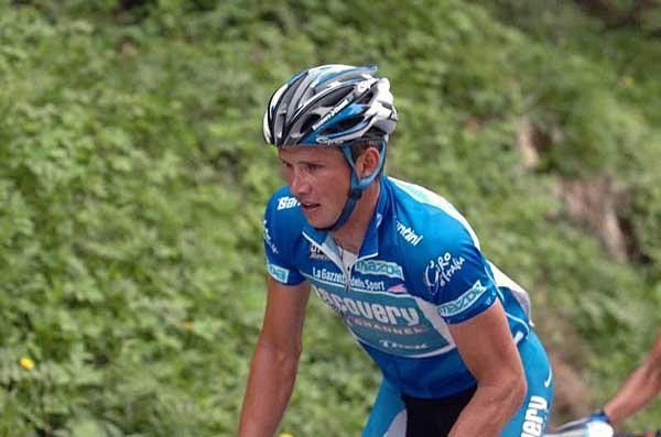 Paolo Savoldelli (Discovery Channel) rides within himself up Monte Bondone