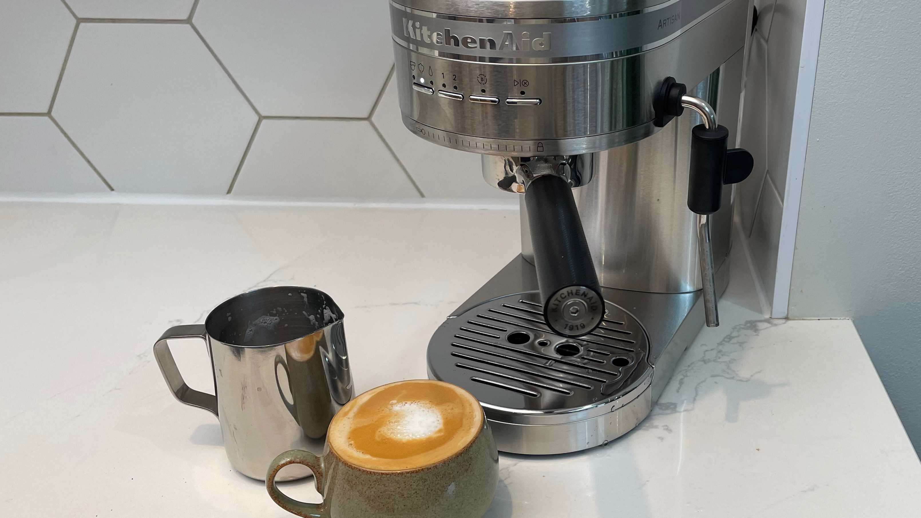 Pembuat espresso KitchenAid Artisan KES6503 baru saja digunakan untuk membuat cappuccino dengan menyeduh espresso dan susu berbusa
