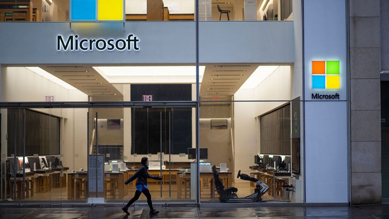 Woman walking in front of a Microsoft shop © Eduardo MunozAlvarez/VIEWpress via Getty Images