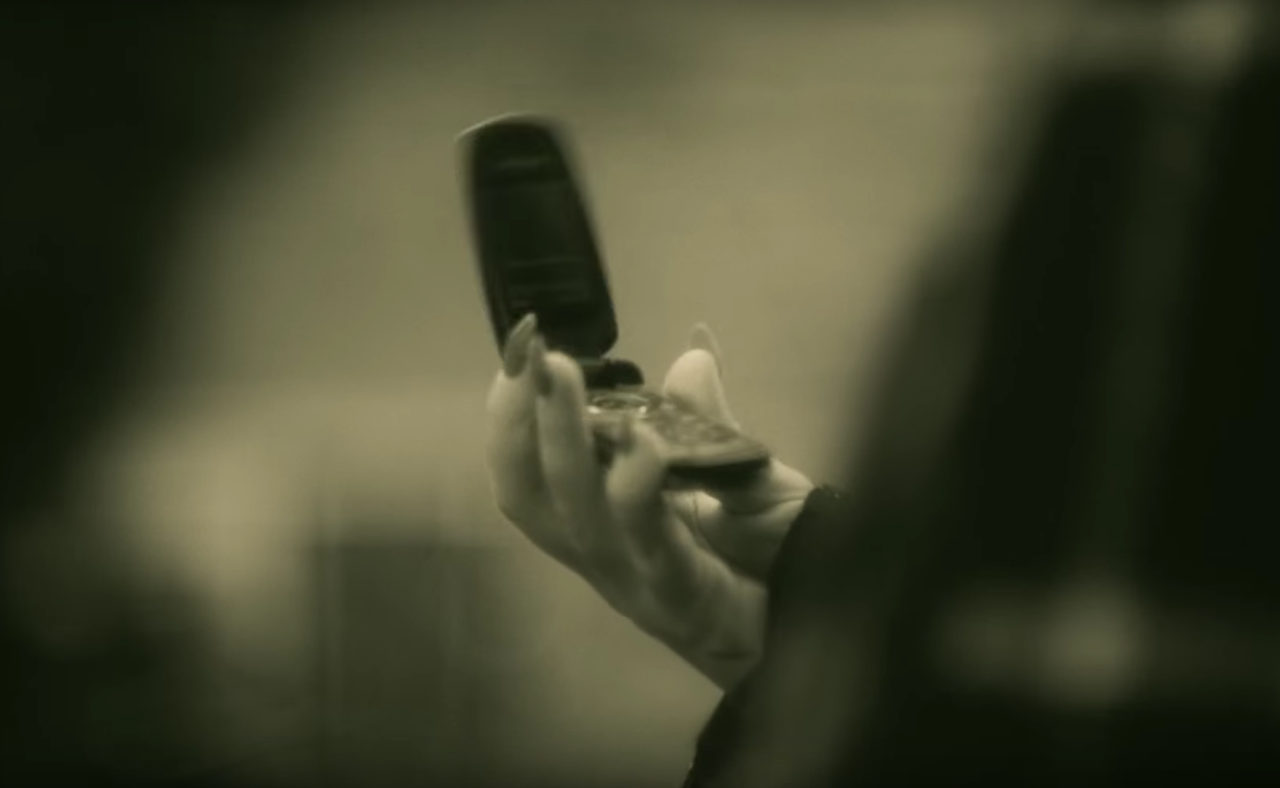 Adele using a flip phone in her music video &amp;#039;Hello&amp;#039;