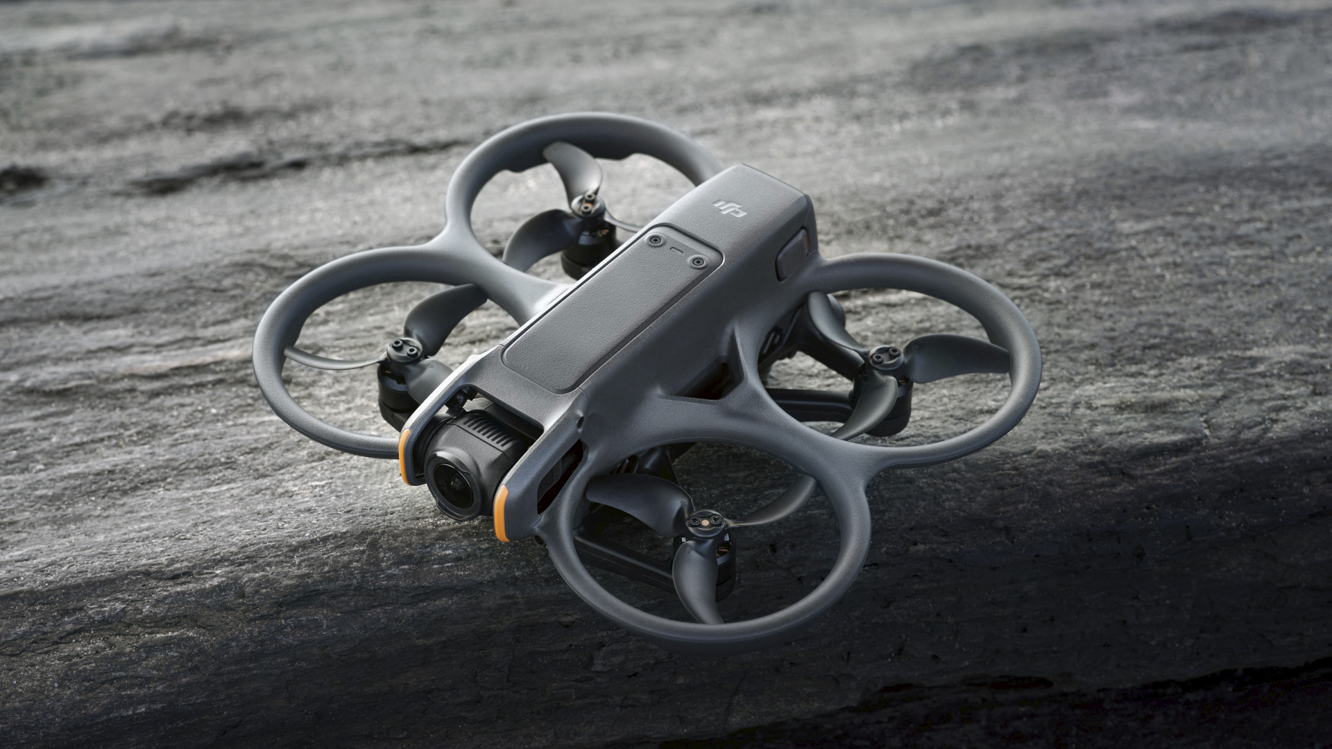 Drone DJI Avata 2 FPV sobre rocas grises