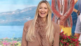 kate hudson at a press event with long layered hair