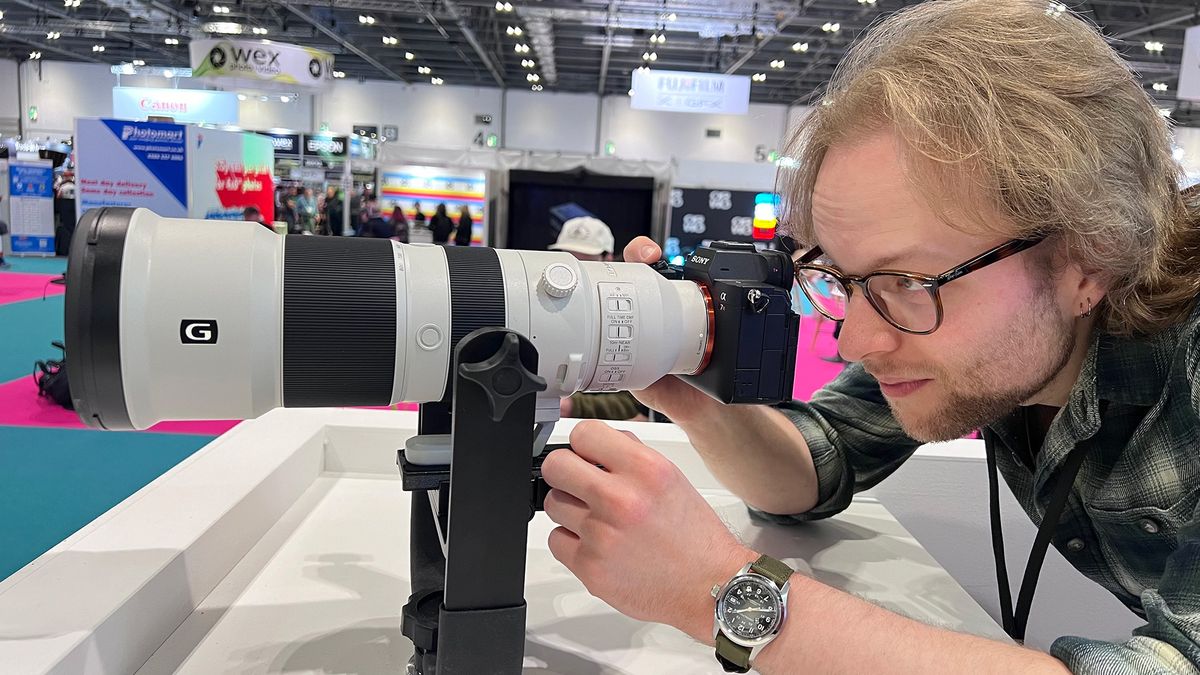 Photo of Mike Harris using the Sony FE 400-800mm f/6.3-8 G OSS at the Photography &amp; Video Show 2025