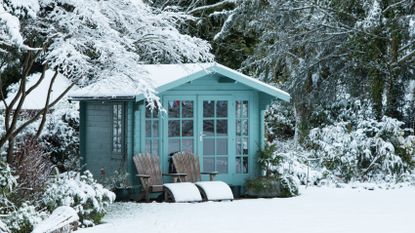 冬天的花园被白雪覆盖