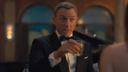 Daniel Craig offers a rushed toast to Ana de Armas in No Time To Die.