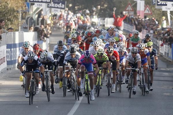 Alessandro Petacchi (Lampre-ISD) comes up the middle, but Farrar is too far gone.