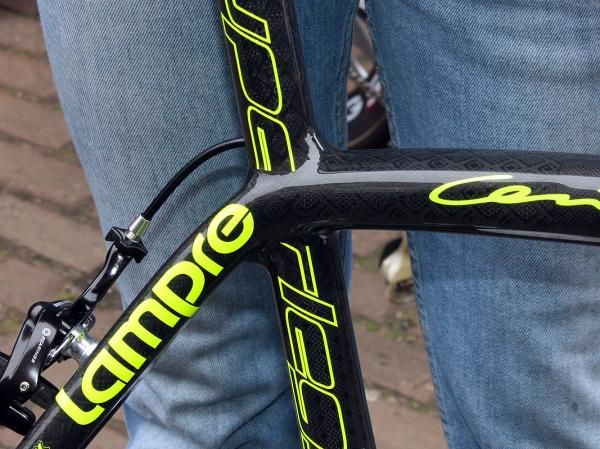 The distinctive carbon weave is a nice touch on Alessandro Petacchi's (Lampre-Farnese Vini) Wilier Cento 1 Superleggera.