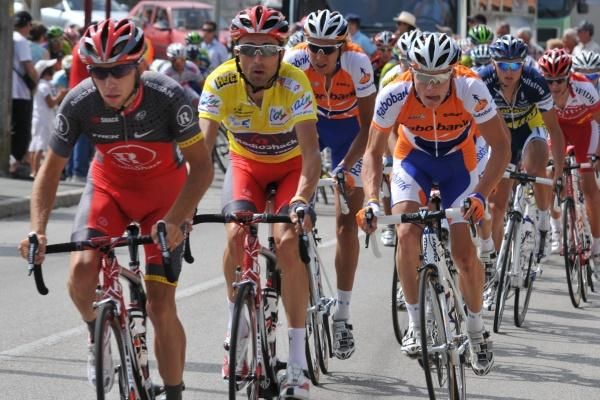 Haimar Zubeldia (RadioShack) resplendent in the yellow leader's jersey.