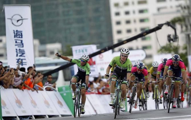 Moreno Hofland (Belkin) wins the opening stage of the Tour of Hainan.