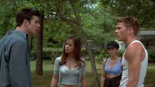 Sarah Michelle Gellar, Ryan Phillippe, Freddie Prinze Jr., and Jennifer Love Hewitt looking at each other in I Know What You Did Last Summer