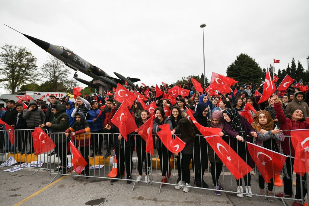 Fans at the start of stage 4