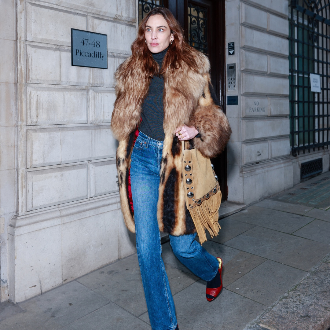 Alexa Chung vient de porter le manteau ultime de Penny Lane, et nous sommes obsédés