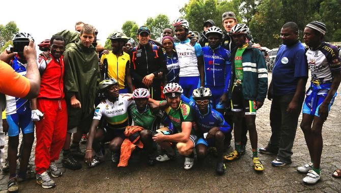Alberto Contador and Peter Sagan took time to take a picture with local riders