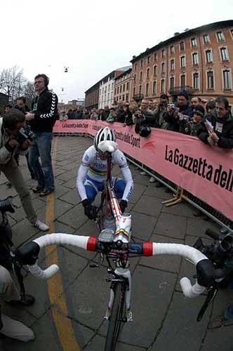 A few tweaks for Tom Boonen's bike before the start