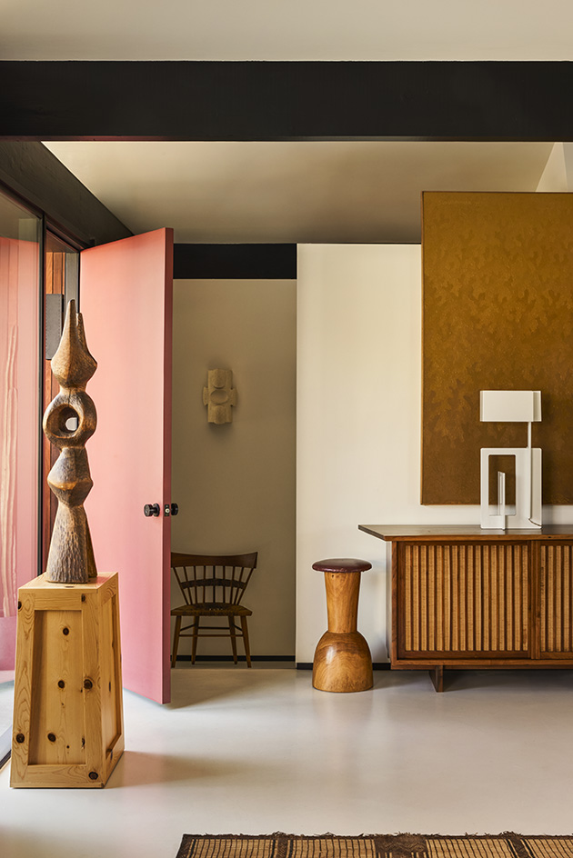 Paperfold house, a Pierre Koenig house in California redesigned by Jamie Bush, has contemporary feel and furniture and a midcentury feel