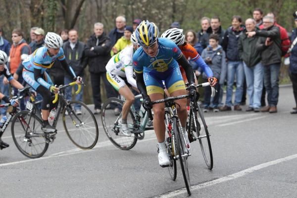 Swedish Champion, Emma Johansson (Hitec Products) leads the chase to Pooley at the top of Orinio
