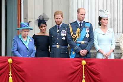 LONDON, ENGLAND - JULY 10: (L-R) Queen Elizabeth II, Meghan, Duchess of Sussex, Prince Harry, Duke of Sussex, Prince William, Duke of Cambridge and Catherine, Duchess of Cambridge watch the RAF flypast on the balcony of Buckingham Palace, as members of the Royal Family attend events to mark the centenary of the RAF on July 10, 2018 in London, England. (Photo by Neil Mockford/GC Images)