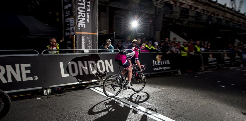 Katie Archibald crosses the line