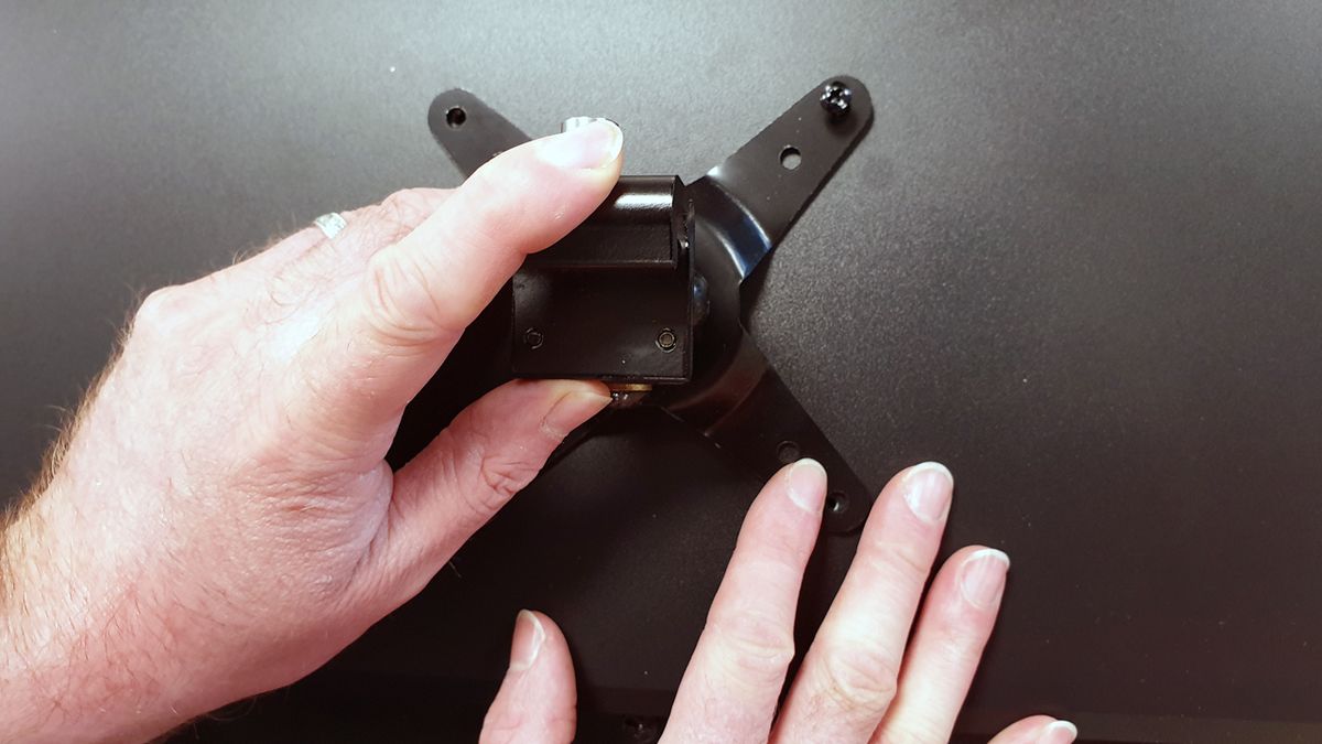 Straight forward construction: as with the other arms, it's wise to attach the vesa mount hands to the monitors first.