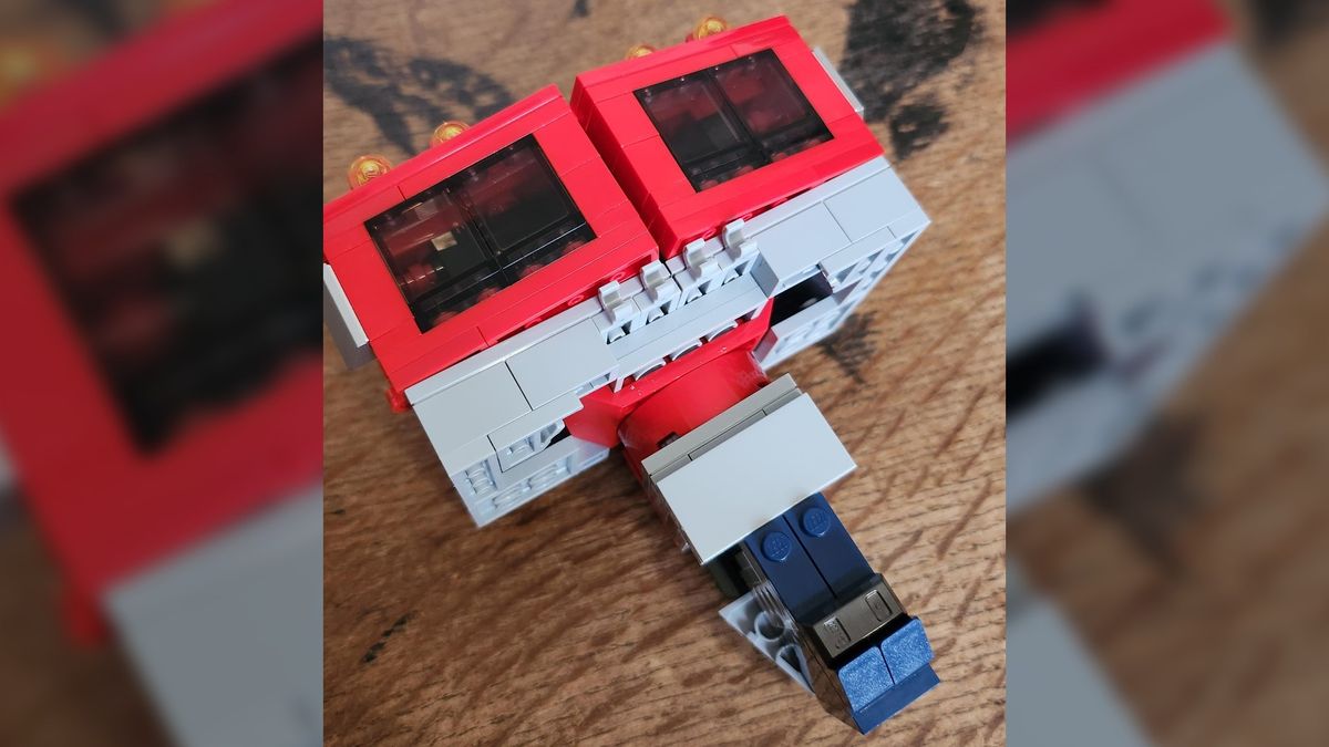 Lego Icons Optimus Prime (10302)_waist joint