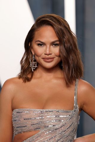 chrissy teigen - hairstyles for round faces