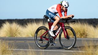 Taylor Knibb conduce su bicicleta Trek TT roja por la Queen K Highway en 2023.
