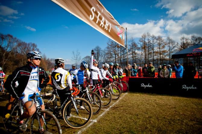 At the start line of the U23 men on the first day of Nobeyama Cyclo-cross
