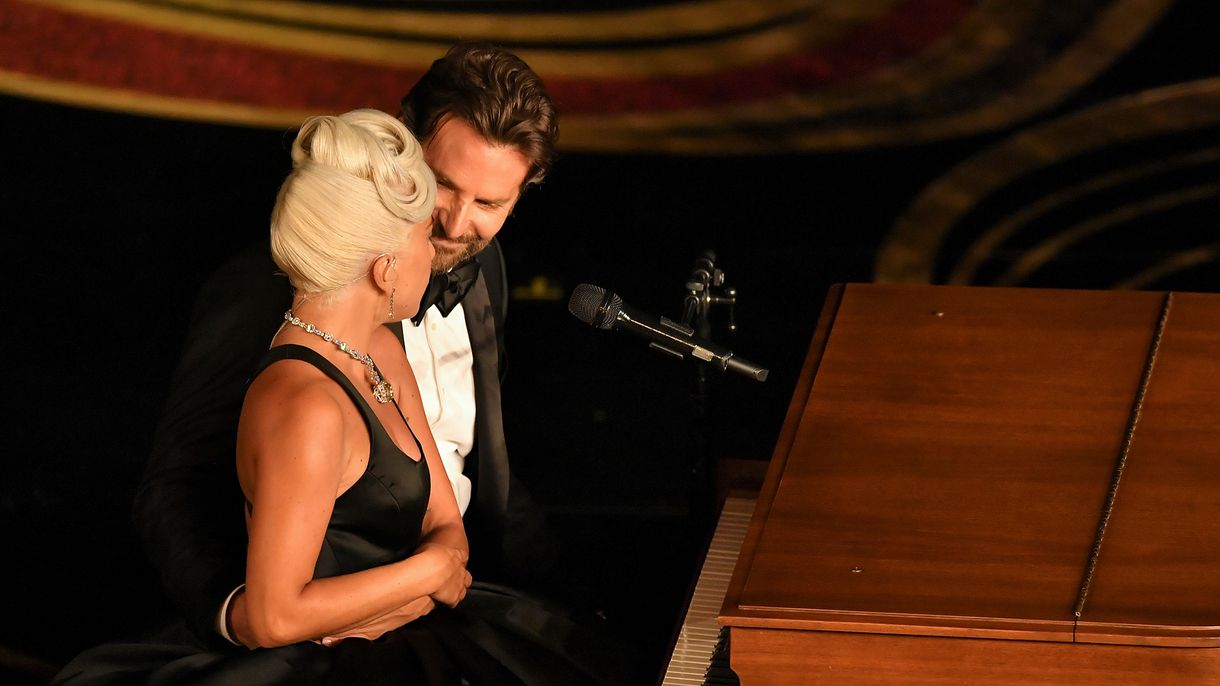 Леди гага и купер перевод. Lady Gaga Bradley Cooper. Леди Гага и Брэдли Купер shallow. Леди Гага и Брэдли Купер на церемонии Оскар песня. Брэдли Купер и леди Гага рояль.