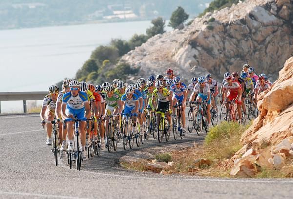 The field in hot pursuit of the two-man break.