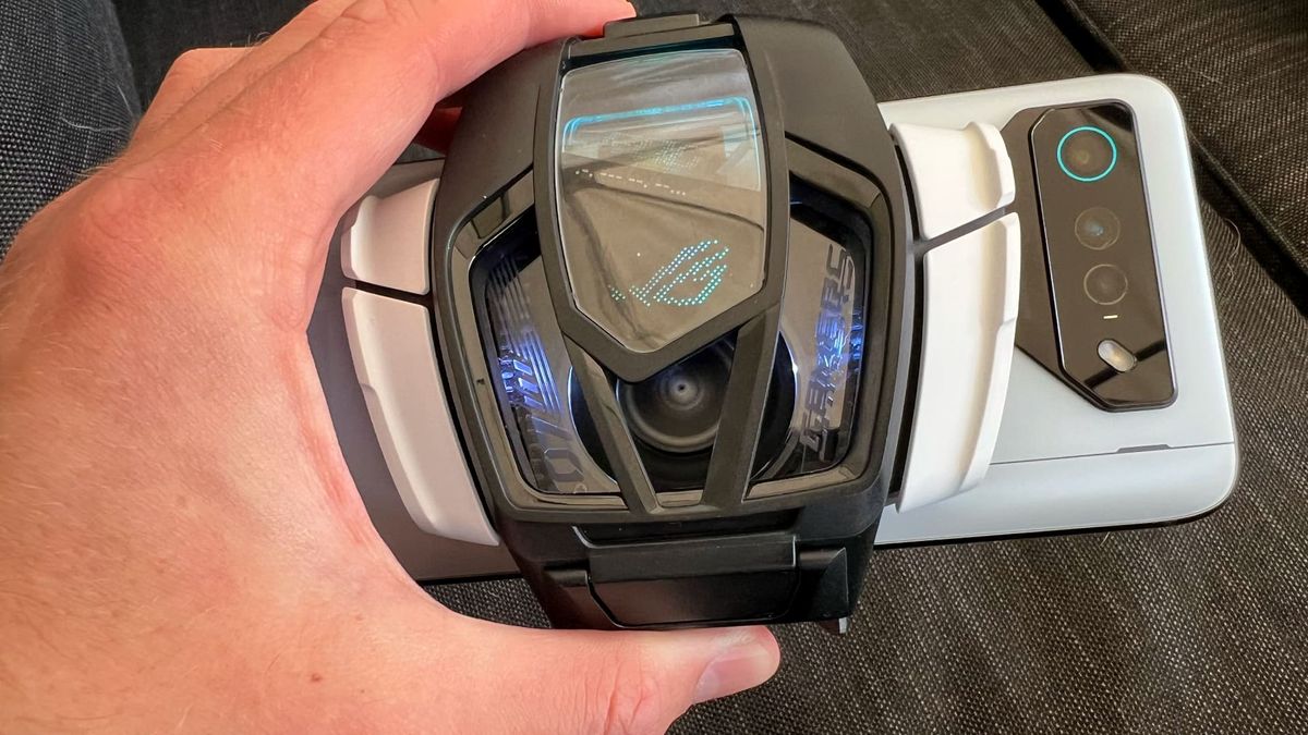 Asus Rog phone 7 och Aerocooler 7 p&aring; svart bord