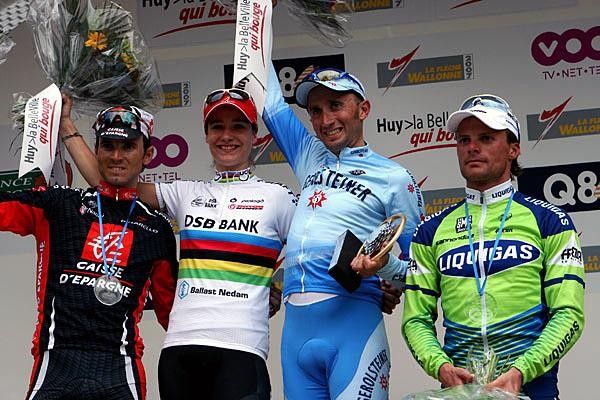 Marianne Vos winner of the women's Fl&egrave;che Wallonne joins the men's podium.