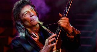 Steve Hackett plays two-handed legato on a Gibson Les Paul